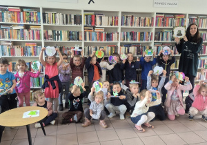 Wszystkie dzieci prezentują swoje prace.