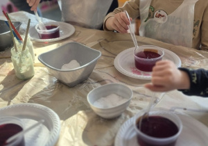 Dzieci szykują swoją solankę.