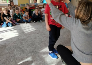 Chłopiec dostaje medal.