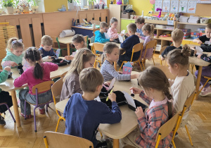 Dzieci sieją rzeżuchę: etap 1 - przygotowanie podłoża.