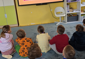 Dzieci oglądają bajkę edukacyjną dot. Świąt Wielkanocnych.