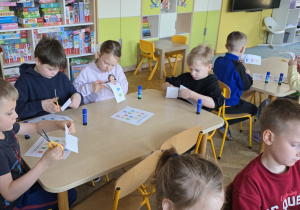 Dzieci wykonują zadanie wielkanocne - pisankowe sudoku.