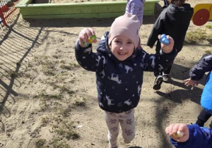 Dziewczynka pokazuje cioci znalezione jajka.