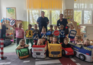 Pamiątkowe zdjęcie grupowe z przedstawicielami Straży Miejskiej.