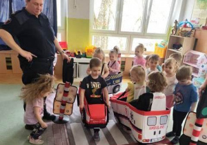 Dzieci - kierowcy różnych pojazdów- poruszają się po ulicy.