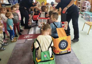 Dzieci - pojazdy- wykonuję polecenia przedstawicieli Staży Miejskiej.