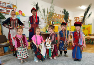 Dzieci prezentują krakowski strój ludowy w towarzystwie lajkonika.