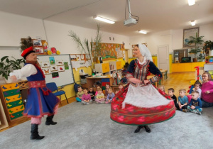 Krakowiak w wykonaniu tancerzy.