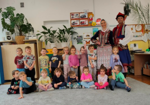 Wspólne pamiątkowe zdjęcie grupowe.