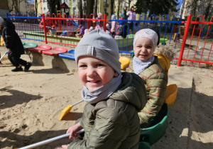 Chłopcy uśmiechają się do zdjęcia.