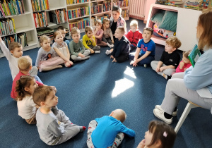 Dzieci słuchają czytanego tekstu.