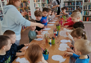 Dzieci kolorują swoje drzewa.