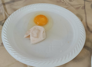 Jajko na talerzu - zabawa doświadczalna.