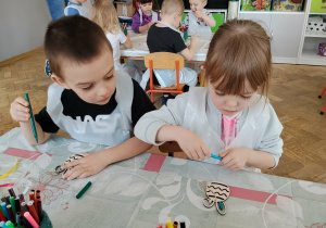 Dzieci kolorują własne ozdoby w kształcie jajek.
