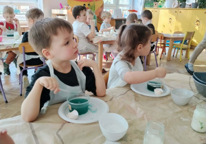 Dzieci uważnie słuchają poleceń.