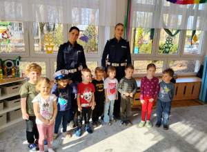 Dzieci pozują do zdjęcia z funkcjonariuszki policji.