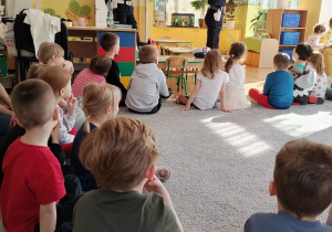 Dzieci słuchają uważnie.