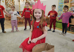 Dziewczynka wraz z kolegami świętuje swoje urodziny.
