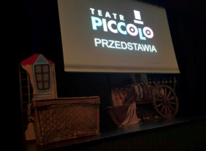 Początek przedstawienia- scena jeszcze w półmroku.