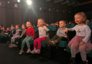 Dzieci na widowni w czasie spektaklu śmiechem reagują na przedstawiane sytuacje.