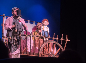 Teatr Piccolo aktorzy na scenie