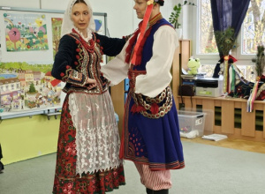 Rodzice koleżanki z młodszej grupy prezentują stroje