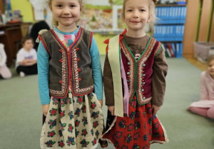 Dziewczynki prezentują krakowski strój