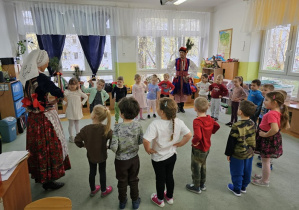 Dzieci wspólnie z tancerzami ćwiczą wybrany element tańca