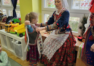 Dziewczynka ubiera strój