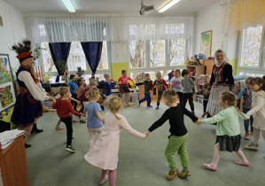 Dzieci wspólnie z tancerzami ćwiczą wybrany element tańca