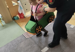 Dziewczynka uczy się poruszać w ruchu drogowym
