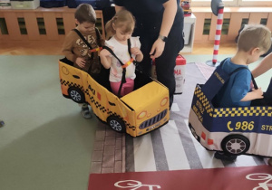 Dziewczynka uczy się poruszać w ruchu drogowym