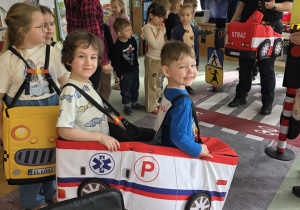 Chłopcy uczą się poruszać w ruchu drogowym