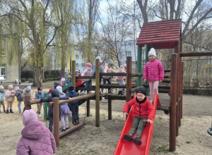 Wspólne zabawy w ogrodzie przedszkolnym