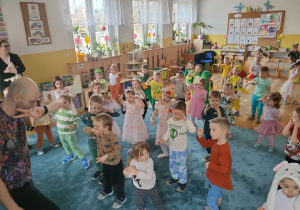 Dzieci uczą się wiosennego układu tanecznego.