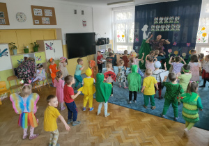 Dzieci powtarzają ruchy taneczne po wujku Darku.