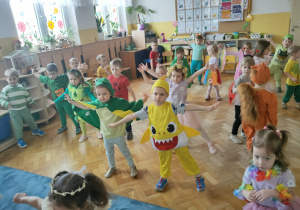Dzieci tańczą wspólnie na balu wiosny.