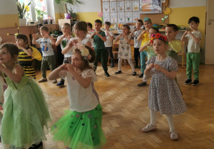 Dzieci bawią się z okazji nadejścia wiosny.