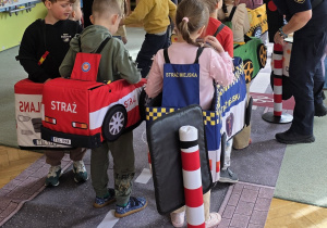 Dzieci poruszają się w ruchu drogowym, jako piesi oraz kierowcy samochodów.
