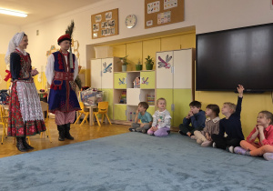 Dzieci rozmawiają z naszymi gośćmi - członkami zespołu tańca ludowego „Harnam”.