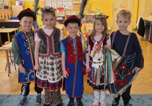Dzieci w tradycyjnych strojach ludowych.