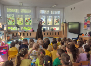 Dzieci biorą udział w Audycji z Nutką.