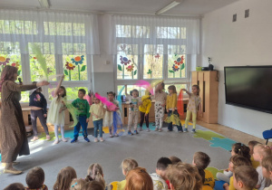 Chętne dzieci włączyły się do wspólnej zabawy muzyczno-tanecznej.