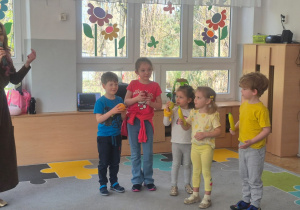 Chętne dzieci włączyły się do wspólnej zabawy muzycznej.