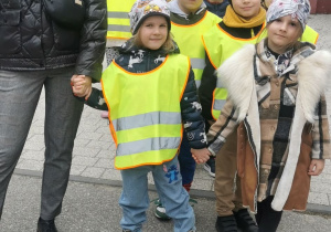 Dzieci wychodzą z Teatru Piccolo.