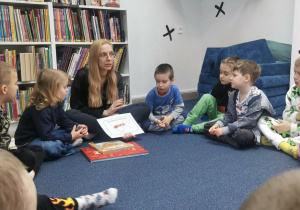 Pani bibliotekarka prezentuje na planszy budowę mrówki.