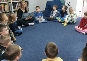Pani biblioteka czyta opowiadanie o życiu mrówek.