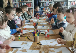Dzieci wykonują pracę plastyczną.