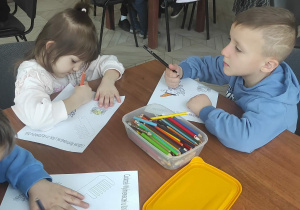 Dzieci wykonują pracę plastyczną.
