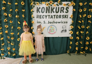 Dziewczynki pozują do zdjęcia.